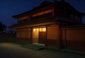 儿媳妇柔佳剧中夫妻二人在夜晚阳台相依而坐，城市灯光为背景，情感细腻动人